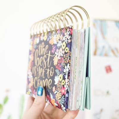 Maandelijkse bureau-adventskalenders Gegolfde wandkalender met bloemenprint