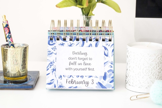 Maandelijkse bureau-adventskalenders Gegolfde wandkalender met bloemenprint
